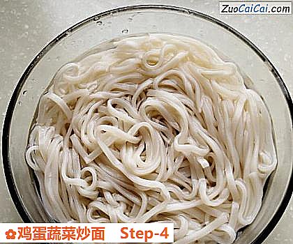 鸡蛋蔬菜炒面做法第四步骤