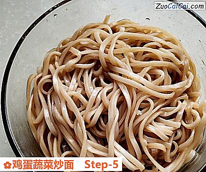 鸡蛋蔬菜炒面做法第五步骤