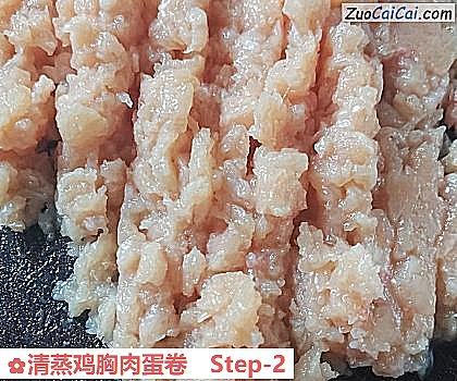 清蒸鸡胸肉蛋卷做法第二步骤