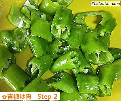 青椒炒肉做法第二步骤