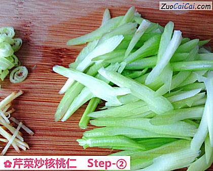 芹菜炒核桃仁做法第二步骤