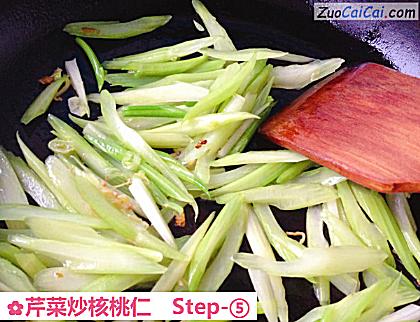 芹菜炒核桃仁做法第五步骤