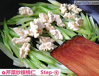 芹菜炒核桃仁做法第六步骤