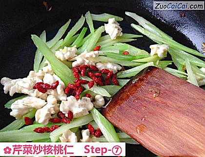 芹菜炒核桃仁做法第七步骤