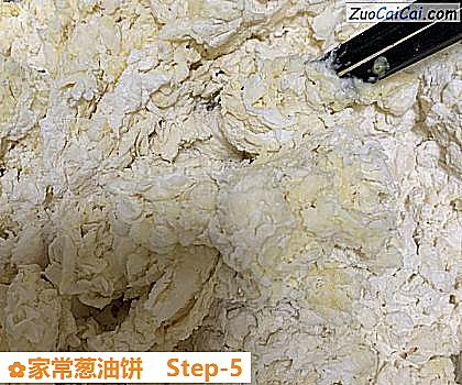家常葱油饼做法第五步骤