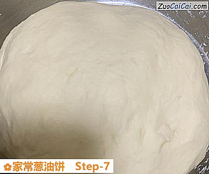家常葱油饼做法第七步骤