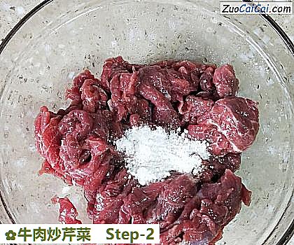 牛肉炒芹菜做法第二步骤
