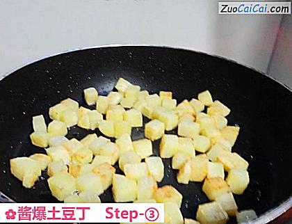 酱爆土豆丁做法第三步骤