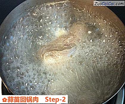 蒜苗回锅肉做法第二步骤