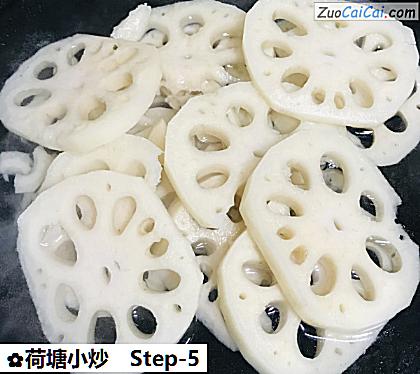 荷塘小炒做法第五步骤