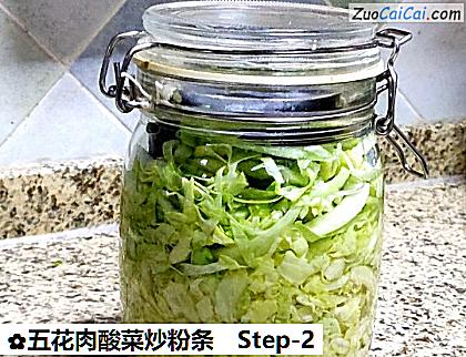 五花肉酸菜炒粉条做法第二步骤