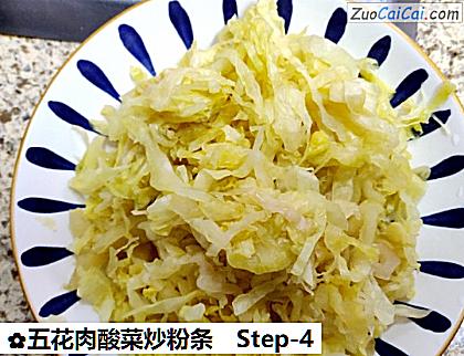 五花肉酸菜炒粉条做法第四步骤