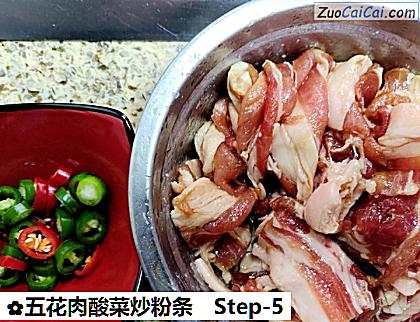 五花肉酸菜炒粉条做法第五步骤