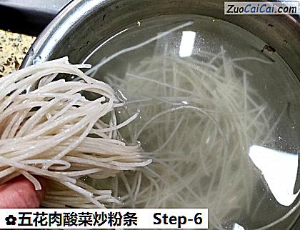 五花肉酸菜炒粉条做法第六步骤