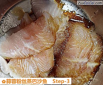 蒜蓉粉丝蒸巴沙鱼做法第三步骤