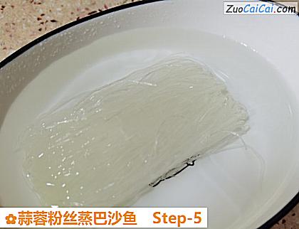 蒜蓉粉丝蒸巴沙鱼做法第五步骤