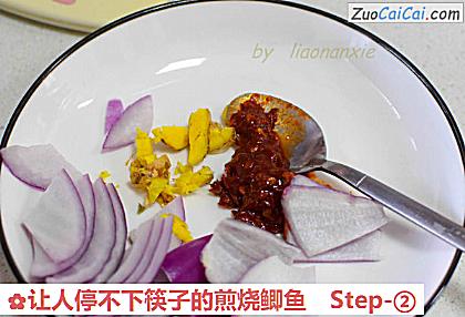 让人停不下筷子的煎烧鲫鱼做法第二步骤