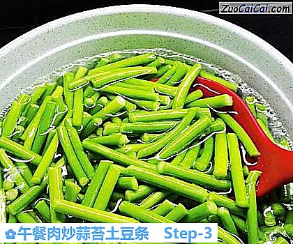 午餐肉炒蒜苔土豆条做法第三步骤