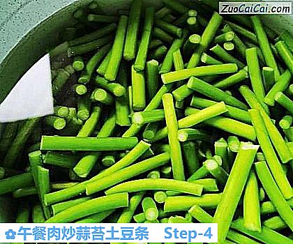 午餐肉炒蒜苔土豆条做法第四步骤