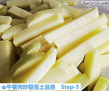 午餐肉炒蒜苔土豆条做法第五步骤