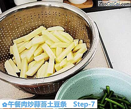 午餐肉炒蒜苔土豆条做法第七步骤
