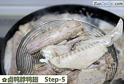 卤鸭脖鸭翅做法第五步骤