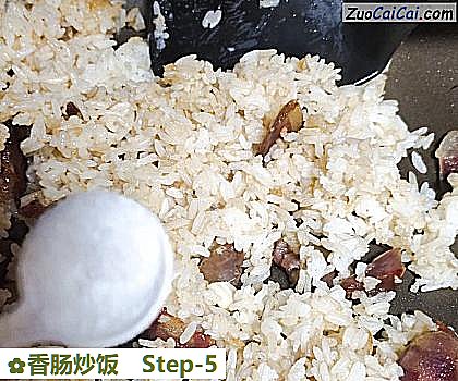 香肠炒饭做法第五步骤