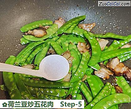 荷兰豆炒五花肉做法第五步骤
