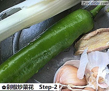 剁椒炒菜花做法第二步骤