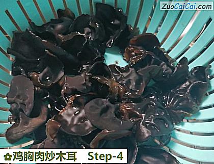 鸡胸肉炒木耳做法第四步骤