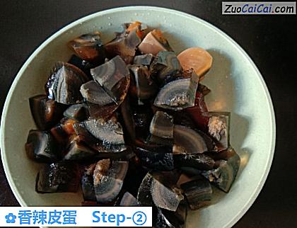 香辣皮蛋做法第二步骤