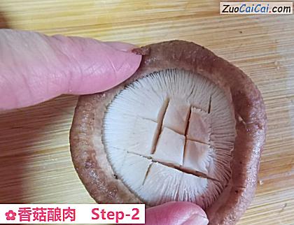 香菇酿肉做法第二步骤