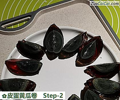 皮蛋黄瓜卷做法第二步骤
