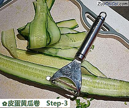 皮蛋黄瓜卷做法第三步骤