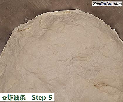 炸油条做法第五步骤