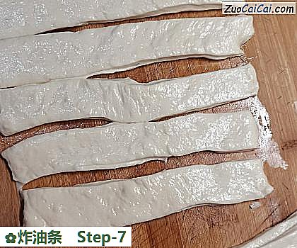 炸油条做法第七步骤