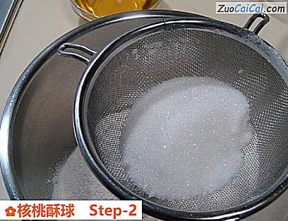 核桃酥球做法第二步骤