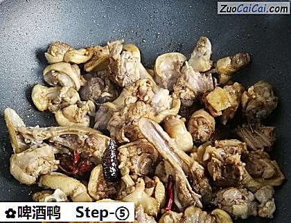 啤酒鸭做法第五步骤
