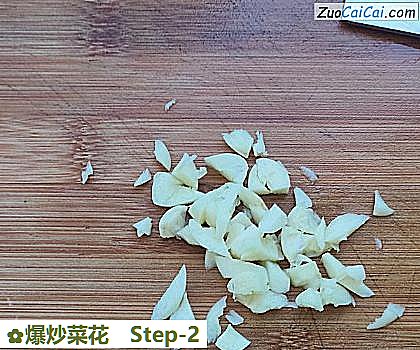 爆炒菜花做法第二步骤