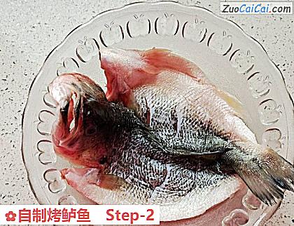 自制烤鲈鱼做法第二步骤
