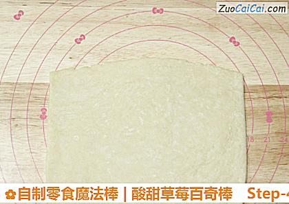 自制零食魔法棒|酸甜草莓百奇棒做法第四步骤