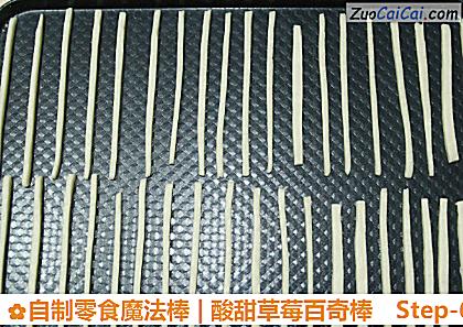 自制零食魔法棒|酸甜草莓百奇棒做法第六步骤