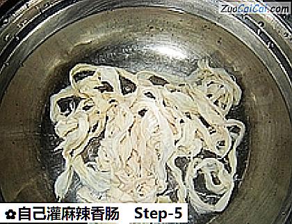 自己灌麻辣香肠做法第五步骤