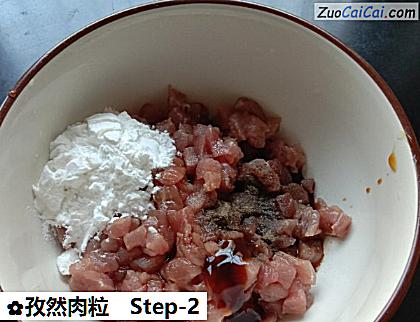 孜然肉粒做法第二步骤