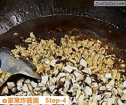 家常炸酱面做法第四步骤