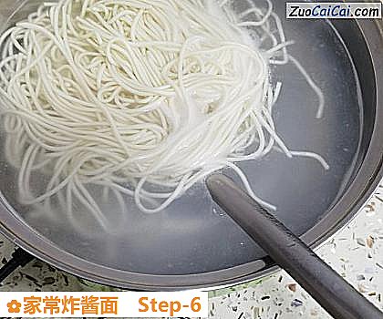 家常炸酱面做法第六步骤
