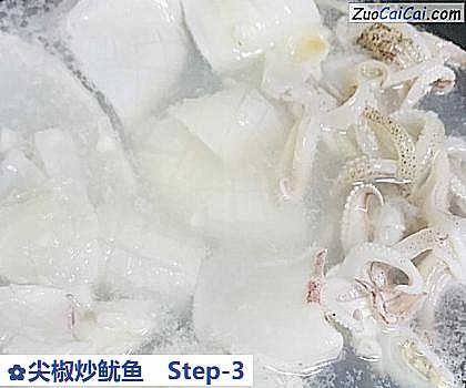 尖椒炒鱿鱼做法第三步骤