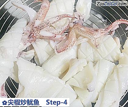 尖椒炒鱿鱼做法第四步骤