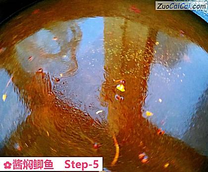 酱焖鲫鱼做法第五步骤