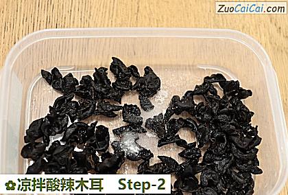 凉拌酸辣木耳做法第二步骤